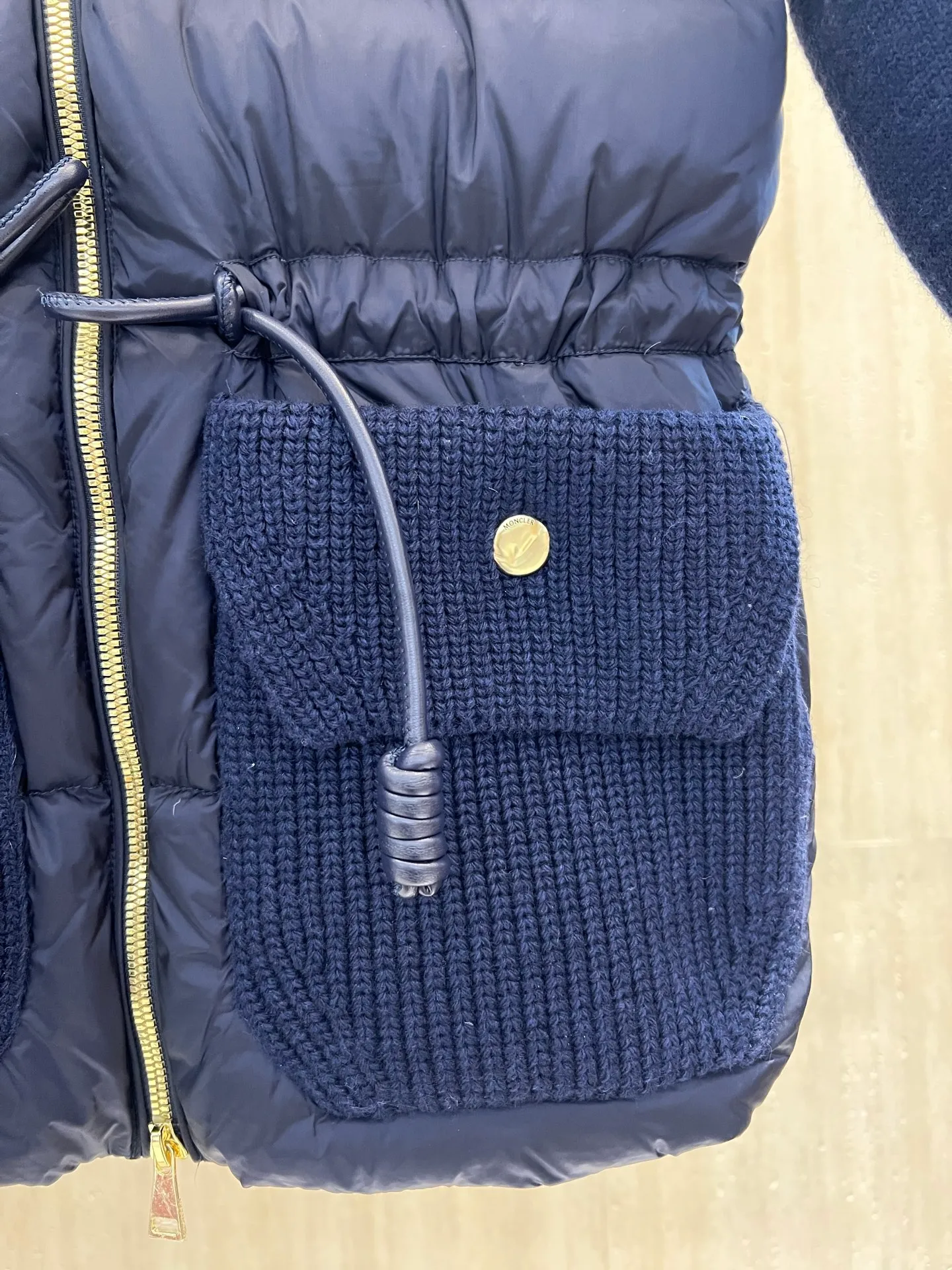 Moncler ， 。 、 、 ， 。 ：Y 6001 ：Navy Blue ，Khaki Size：SML